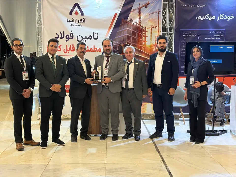 Group photo at the Ahan Asa stand at the closing ceremony of Isfahan Buildexpo 1405